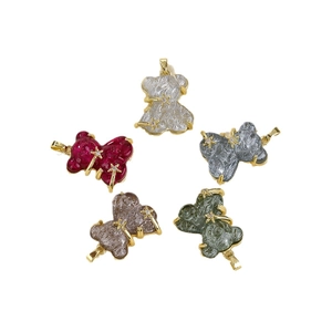 Colliers pendentifs ours colorés avec détails de nœuds en cinq couleurs variées