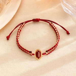 Detail van handgeweven armband met rode rugbybal bedel en verstelbaar trekkoord