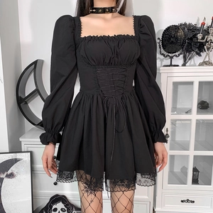 Detalle del cuello cuadrado en vestido gótico negro con encaje y mangas abullonadas