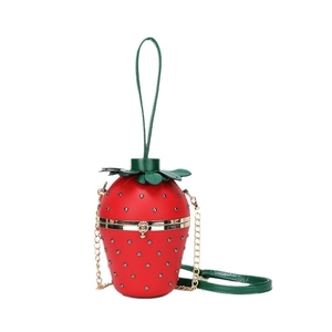 Sac bandoulière créatif en forme de fraise avec rivets rouges et poignée feuille