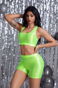 Dettaglio del set sportivo verde neon metallizzato con top con scollo a U e pantaloncini