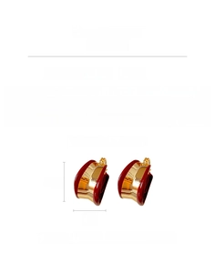 Vue détaillée des boucles d'oreilles en cuivre doré avec émail rouge et dimensions