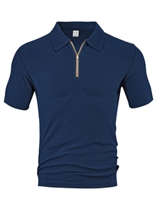 Détail de la maille gaufrée bleu marine et du zip métallique sur ce polo pour hommes