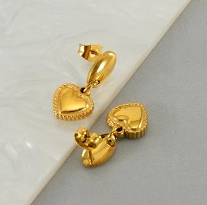 Dettaglio orecchini a cuore placcati in oro 18K con bordo a sfera e finitura lucida