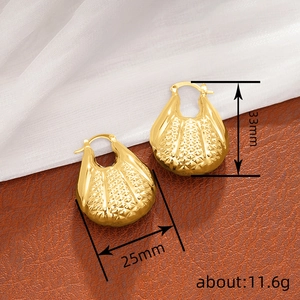 Élégantes boucles d'oreilles coquillage dorées avec texture relief rétro pour la plage