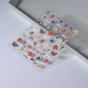 3D-geprägte Nailart-Aufkleber mit Vintage-Emailleblumen und Schmetterlingen auf grauem Tablett