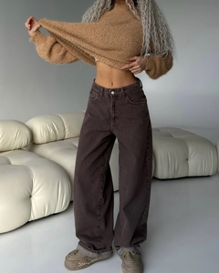 Dettaglio dei jeans a gamba larga marrone caffè a vita alta e maglione in maglia