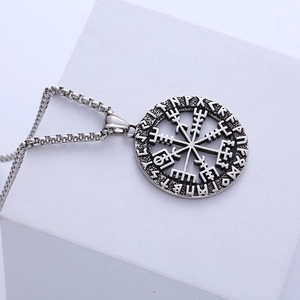 Collana con pendente circolare rune vichinghe in acciaio inossidabile su pietra bianca