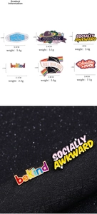 Set van 6 emaille pins met sociale slogans en motieven op getextureerd zwart leder