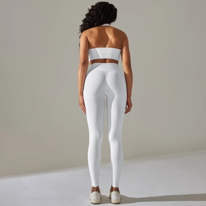 Vue arrière détaillée du haut de yoga licou blanc sans couture et du legging de sport