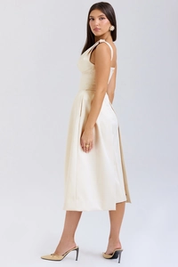 Vue de profil d'une robe midi beige ajustée avec une élégante texture satinée brillante