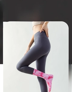 Detail von rosa Batik-Yogasocken mit rutschfester Punktsohle für Fitness und Pilates