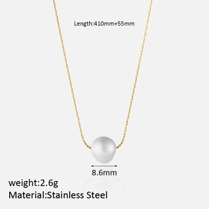 Detail view of 8.6mm pearl pendant on 410+55mm stainless steel chain with size labels