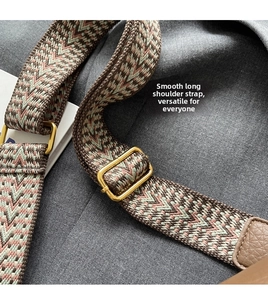 Détail de la bandoulière tissée bohème réglable avec boucle en métal doré pour sacs