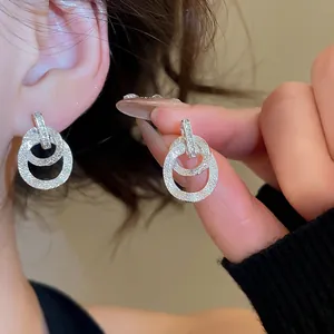 Eleganti orecchini in argento placcato oro 18k con doppio cerchio e pavé di diamanti brillanti