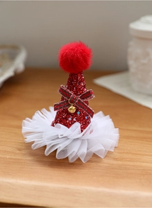 Détail d'une mini pince à cheveux bonnet de Noël à paillettes rouges avec nœud et grelot