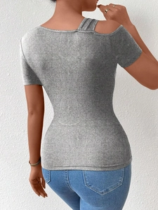 Top gris ajustado de manga corta con hombro asimétrico calado y un diseño minimalista
