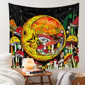 Detail eines böhmischen Wandteppichs mit Pilz und Mondphase an einer weißen Schlafzimmerwand