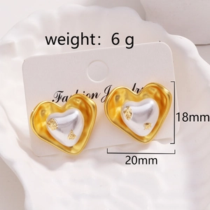 Détail de boucles d'oreilles cœur en or 18k avec perle et dimensions de 20mm par 18mm
