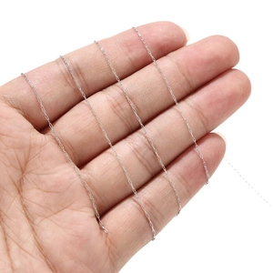 Détail macro d'une chaîne ultra-fine en acier inoxydable argenté pour bijoux DIY