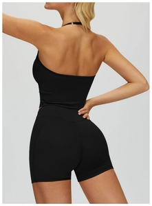 Détail de l'ensemble brassière de sport asymétrique et short taille haute noir sans couture