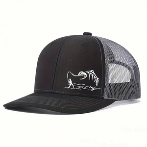 Détail du filet gris et de l'imprimé poisson sur le devant noir de la casquette trucker