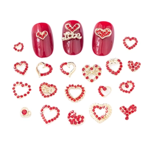 Breloques cœur rouge pour ongles avec base dorée et strass pour manucure de fête