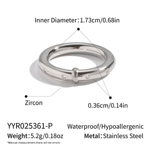 Détails de la bague en acier inoxydable argenté avec zircons et dimensions précises
