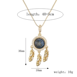 Collana acchiappasogni dorata con occhio in zircone blu e piume, altezza pendente 36mm