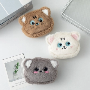Dettaglio dei ricami di gatto su portamonete in peluche nei colori marrone bianco e grigio