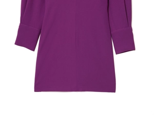 Détail de la robe courte violette montrant l'ourlet et la texture des poignets