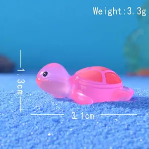 Vista macro di una tartaruga in resina rosa da 3,1 cm per decorazione acquario