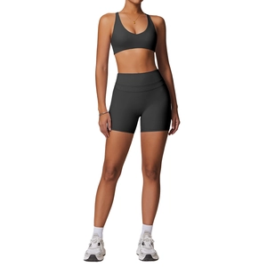 Completo yoga nero due pezzi con pantaloncini a vita alta e reggiseno sportivo incrociato