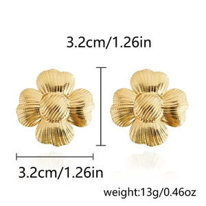 Detailed size view of 3.2cm golden ginkgo leaf earrings with 13g weight and metal texture
