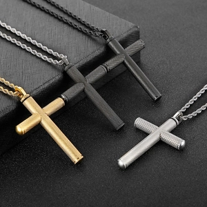Détail de pendentifs croix en argent, or et noir avec finition en métal texturé sur boîtes