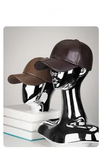 Détail de la texture en cuir PU gaufré et du logo rétro sur les casquettes de baseball