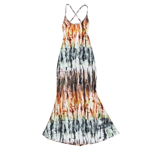 Dettaglio del design con spalline incrociate sulla schiena di un abito lungo tie-dye