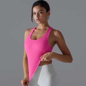 Gros plan du débardeur de yoga rose côtelé et legging blanc montrant la texture du tissu