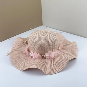Chapeau de paille rose avec fleurs en dentelle bord ondulé et perles pour femme