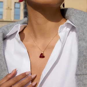 Dettaglio del set gioielli vintage con collana e orecchini a cuore in oro 18K