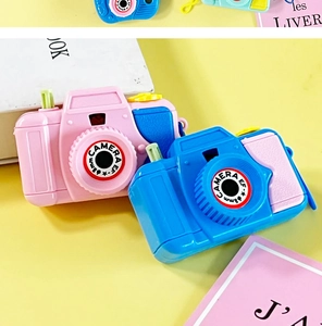 Detailaufnahme von bunten Spielzeugkameras für Kinder in Pink und Blau auf Gelb