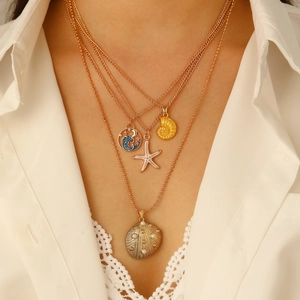 Collana a strati dorata con ciondoli a stella marina e conchiglia e perle estive