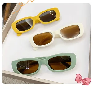 Trois paires de lunettes de soleil vintage rectangulaires en jaune, beige et vert