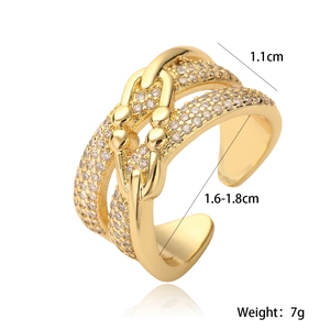 Detailansicht des 18K vergoldeten Rings mit Zirkonia-Besatz und zweilagigem Band