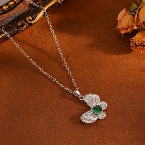 Detailansicht von Schmetterlingsanhänger mit grünem Edelstein und Diamanten in Silber