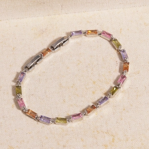 Dettaglio di pietre preziose rettangolari colorate su bracciale in argento con chiusura