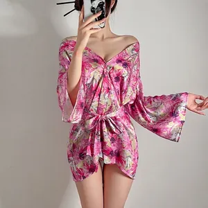 Rosa Satin-Kimono-Morgenmantel mit Blumenmuster und weiten Ärmeln für Damen