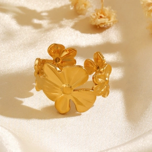 Bague en acier inoxydable doré avec motif de fleurs ajourées et anneau ajustable