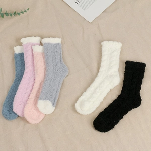 Gruppe bunter flauschiger Korallenvlies-Socken in Blau Rosa Grau und Beige Plüschtextur