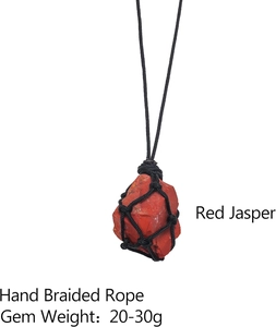 Detalle del colgante de jaspe rojo natural irregular con cordón de red tejido negro